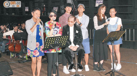關菊英（左二）唱過不少膾炙人口的主題曲，與煇哥合作無間。