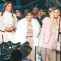 （左起）Caitlyn、Kris、Khloe <br>Kardashian家族齊撐Kanye場。（東方IC圖片）