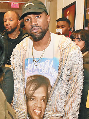 Kanye穿上印有其母肖像的T恤進場。（東方IC圖片）