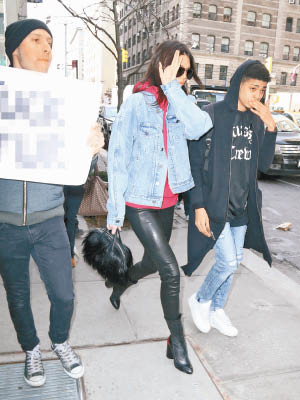 Kendall（中）在街上被男子以粗口字句追着她示威。（東方IC圖片）