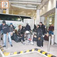 麥當娜的工作人員率先抵港，搬運近60件行李，搞到塞爆貨車！