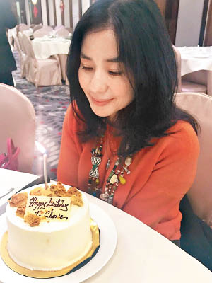 56歲生日的鍾楚紅，獲友人送蛋糕慶祝。
