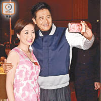 「自拍神」周潤發操刀與江美儀玩Selfie。