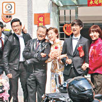 劉丹（左二起）、蔣家旻和李豪拍攝《愛．回家》煞科戲。