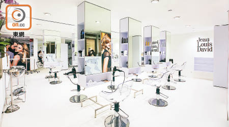位於中環的美髮店Jean Louis David設計時尚，令顧客在舒適的環境下享受星級服務。