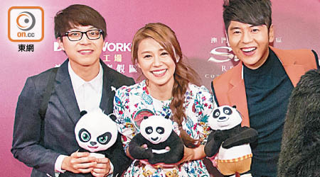 吳業坤、黃翠如與許廷鏗等出席首映，與熊貓公仔Chok甫大合照。