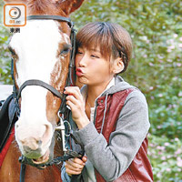 簡淑兒一向都愛馬。