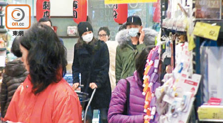 黃宗澤與JUN戴口罩低調拍拖行超市。