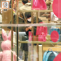 電話求救<BR>JUN於沙田一商場內迷路，走入店舖坐下撳電話搵救兵。
