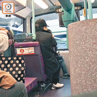 蔡楓華在巴士上刻意坐開，避開身旁的乘客。