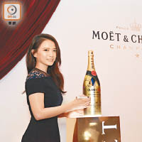 千宇姬很喜歡邊與朋友邊飲香檳邊傾心事。