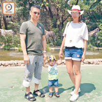鄭躬明與太太陳君宜早前就帶了兒子到曼谷動物園遊玩。