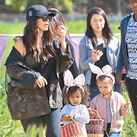 Kim帶女兒及姨甥女去買復活蛋應節。（東方IC圖片）