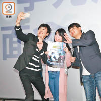 李光洙（左）和導演權五光在港見影迷，親民舉機自拍。