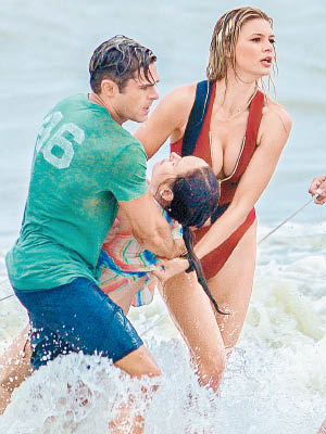 火辣泳裝上陣的Kelly同Zac於沙灘開工拍攝，拯救遇溺者。（東方IC圖片）