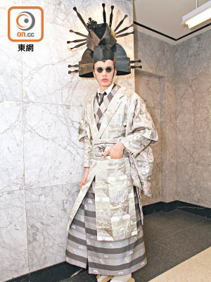 Pantsuit外是和服設計，闊袍大袖以富士山及條子貫穿，誇張的頭飾一支支穿插，配上日式木屐，在T台上十分搶眼。