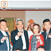 黎耀祥（左起）、無綫助理總經理杜之克、毛舜筠和陳國邦齊齊舉杯慶祝。