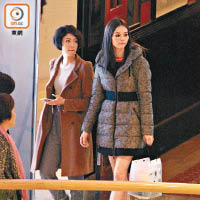 蔡思貝與好姊妹楊秀惠（右）邊行邊傾。