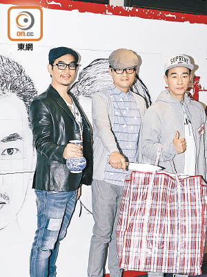 任賢齊（左起）、林家棟及陳小春出席電影慶功收禮物。