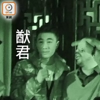 猷君夜蒲時突然走向DJ位借咪，向友人說「生日快樂！」，認真窩心！