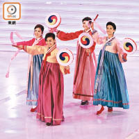 黃心穎與蔡思貝等穿上韓服大跳民族舞。