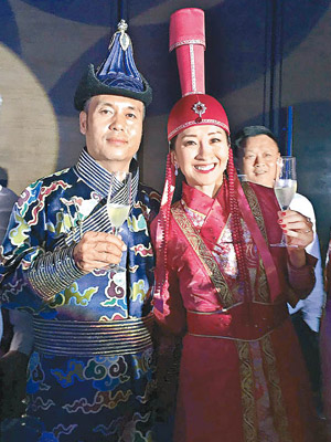 梁佩瑚與老公換上蒙古結婚服飾。