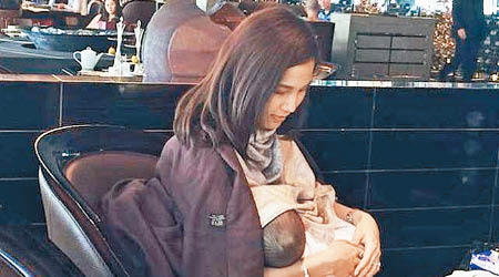 岑潔儀於酒店餐廳餵母乳，未有理會旁人目光，非常淡定。