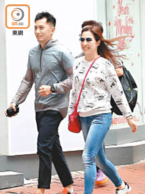與女友岑杏賢於銅鑼灣拍拖的袁偉豪唔多專心，經常「掃射」周圍的目光。