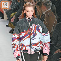 Emilio Pucci<br>雪山圖案的羽絨外套，甚有滑雪裝束味道，運動感強烈。