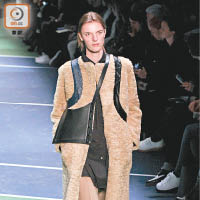 Celine<br>剪羊毛大衣拼接皮革細節，使廓形龐大的外套多份型格帥氣。