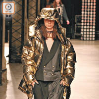 Vivienne Westwood<br>金色的羽絨大衣，令整個造型塗上一層cyber味道，前衞搶眼。