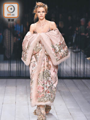 Alexander McQueen<br>將棉被變身大衣，飾以精緻的花卉與蝴蝶刺繡，結合反領穿着，性感又高貴。