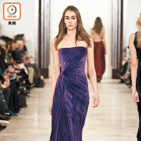 Ralph Lauren<br>紫色tube dress注入褶邊元素，散發高貴美。