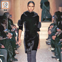 Givenchy<br>連身裙以絲絨設計，並加入毛毛元素，散發濃濃的寒意。
