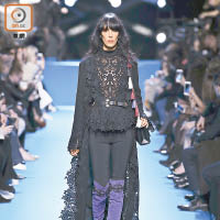 Elie Saab<br>紫色絲絨Over-the-knee boots上面綴以刺繡裝飾，流露復古氛圍。