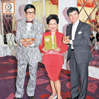 安德尊（左）與薛家燕拍月餅廣告，獲總經理吳剛熱情招待。
