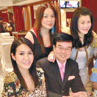 陳加玲在黃百鳴生日派對上與羅明珠相聚。