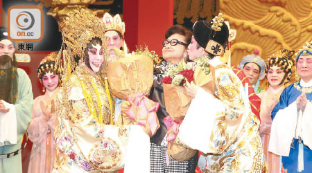 寶珠（右）和阿嗲（左）在台上贈牡丹花答謝師傅白雪仙。