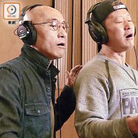 盧冠廷（左）細心教導吳京唱歌技巧。