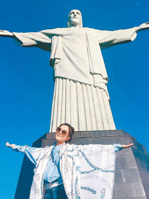 文詠珊在巴西著名「耶穌像」前擺出相同甫士。
