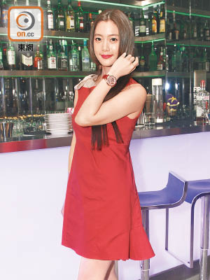 穿上火紅色連身裙的李成敏自信滿滿地展示親自設計的名錶。
