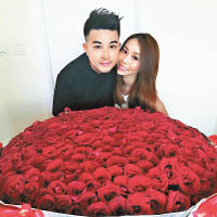 李冠峰與Celia相識一周年，送上大束玫瑰冧女友。