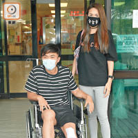 換衫後楊明轉往私家醫院繼續治療，擔心得眼濕濕的思明一直在旁照顧。