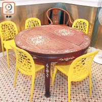 對古典家具情有獨鍾的鄧達智，所選的餐桌也富有中國特色。