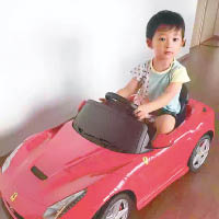 兩歲半的薛華韜收法拉利跑車作「畢業」禮物。
