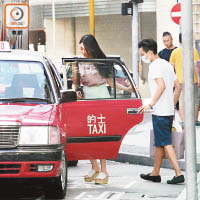 謝芷蕙與男友極速上車走人。