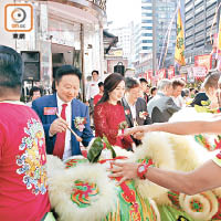 鄧鉅明與太太鄧宣宏雁為醒獅點睛。沈慧林（左）透露其鐘錶品牌參與瑞士日內瓦鐘錶大獎賽。