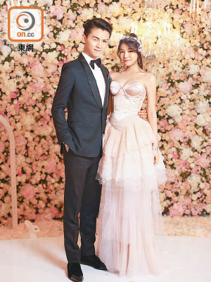 懷有身孕的陳妍希依然Keep到腰部線條，與陳曉甜蜜影婚照。