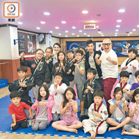 眾人在韓國小朋友面前表演魔術，唔知甄澤權有冇物色到「小魔王」？
