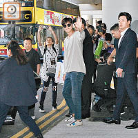 李敏鎬離開機場時頻頻向粉絲揮手。